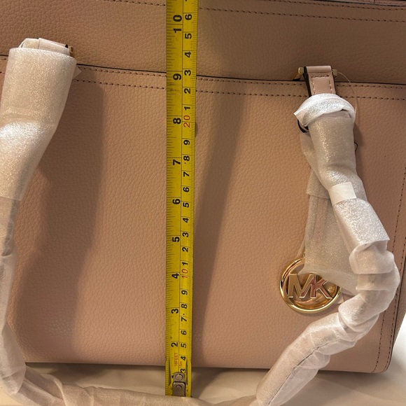 New Michael Kors Maisie
Large Pebbled Leather 2 in-1 Tote
Bag. - Picture 5 of 16